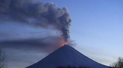 L'eruzione del vulcano Klyuchevskoy, i voli per l'Alaska cancellati e il vertice Trump-Putin a rischio. I precedenti dell'Eyjafjallajökull e del Galunggung 