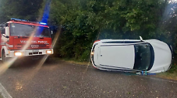 Doppio intervento dei Vigili del fuoco: un'auto ribaltata e un albero caduto