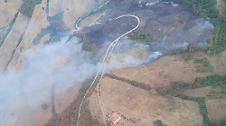 Bruciano da ore le colline di Cana: paura per le case, le fiamme si propagano con il vento