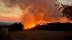 Avanza il fuoco sulle colline di Cana: in pericolo case, poderi e aziende agricole
