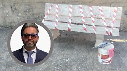 Vandali a Talamone: danneggiate le panchine di piazza IV Novembre