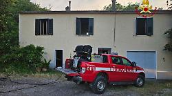 Fuoco e fumo in un appartamento, paura per una bombola di gpl in fiamme
