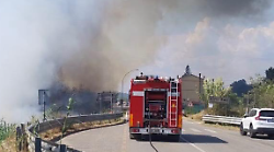 Fiamme a Caldana: tre case in pericolo, nove persone evacuate