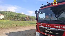 Scintille da un treno, incendio lungo la ferrovia: in fiamme 5mila metri quadrati di vegetazione