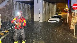 Auto bloccata nel sottopasso per il nubifragio, tre persone salvate dai Vigili del fuoco