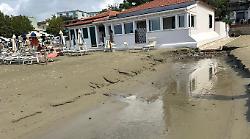 Lavori in corso sulla spiaggia dopo il nubifragio: "Tutti al mare nel weekend"