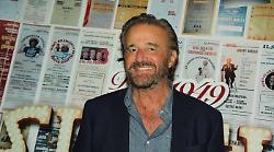 Poveri ma ricchi, le paradossali avventure della famiglia Tucci nel film di stasera 25 agosto. Trama e cast