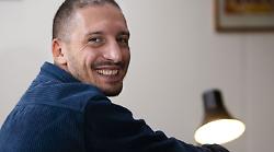 Nata per te, la storia del primo uomo gay single in Italia ad adottare una bambina: cast e trama del film di stasera 27 agosto