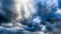 Il tempo migliora, ma resta il rischio pioggia: nuova allerta gialla