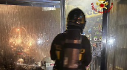 Fiamme nella notte, brucia l’officina di un negozio di biciclette