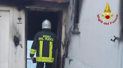 Incendio a Orbetello: ingenti danni a due appartamenti, proprietaria illesa