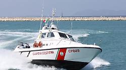 Scivola dagli scogli e finisce in mare, salvato dalla Guardia costiera