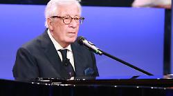 Peppino Di Capri, una leggenda vivente della musica italiana: vita, carriera e curiosità di un'icona del Paese. A 4 anni già cantava per gli americani