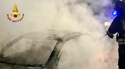 Auto in fiamme dopo l’uscita di strada