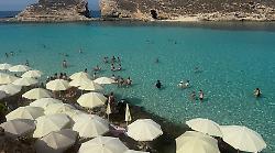 Malta tenta la difesa del suo paradiso sotto assedio. Una giornata nella Blue Lagoon tra turisti cafoni, ananas e noci di cocco