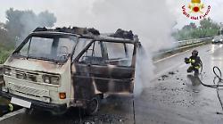 Camper a fuoco sull'Aurelia, paura per una coppia a bordo