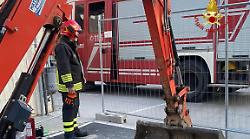 L'escavatore trancia la condotta, paura per una fuga di gas: area transennata e presidiata