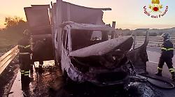 Furgone in fiamme sull'Aurelia con due persone a bordo