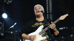 Pino è – Il Viaggio del Musicante: stasera 20 settembre su Rai 1 il concerto-omaggio a Pino Daniele con i big della musica italiana