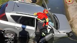 Perde il controllo dell'auto, abbatte i segnali stradali  e finisce nel canale