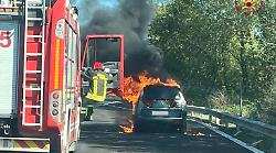 A fuoco sull'Aurelia un'auto a metano, a bordo padre e figlio 