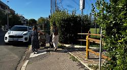 Paura al parco giochi, lanciano un grosso petardo da un'auto in corsa