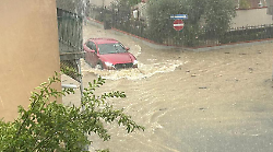 Bomba d'acqua: strade allagate e chiuse, in ospedale 29enne ferito in un incidente. Code sulla Senese