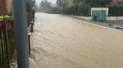 Civitella è sott'acqua: recuperati un motociclista e un automobilista, due evacuati.  In azione i sommozzatori e l'anfibio dei Vigili del fuoco