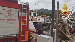 I Vigili del fuoco salvano un peschereccio dall’affondamento