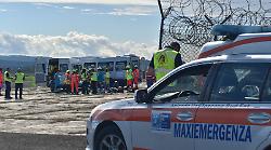 Incidente tra bus in aeroporto con 50 feriti: maxi-emergenza, l'esercitazione – LE FOTO