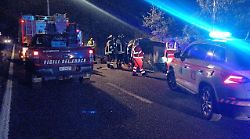 Un'auto si ribalta sull’Aurelia: i Vigili del fuoco sono costretti a tagliare il tetto per liberare i passeggeri