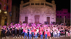 Flash mob in piazza, via al mese "in rosa" della prevenzione oncologica: il video del testimonial Stefano Fresi