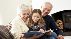 La Festa dei nonni per 12 milioni di angeli custodi delle famiglie italiane: la storia, le testimonianze, il fiore-simbolo 