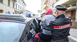 Ruba e aggredisce i carabinieri: giovane arrestato, due militari in ospedale