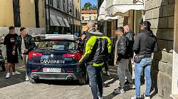 Fermato dai carabinieri in pieno centro tra la folla – LE FOTO 