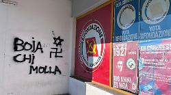 Svastica e stella di David sui muri della sede di Rifondazione comunista