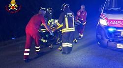 Tragico schianto fra un trattore e due auto: muore a 73 anni, ferite una madre e la sua bambina
