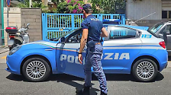Scambia droga nell'auto sotto gli occhi della Polizia: arrestato per spaccio
