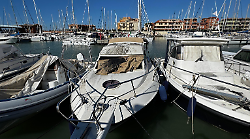 Vernice nera sulle barche: notte di vandalismi nel porto 