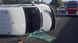 Incidente sull’Aurelia: furgone ribaltato, due feriti e traffico bloccato