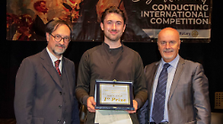 Oliver Cope trionfa al concorso internazionale per direttori d’orchestra “Sergey Kussewitzky”