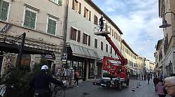 La città si prepara al Natale: iniziate le installazioni delle luminarie nel centro storico