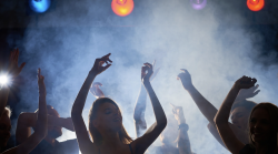 La buona movida, come ballare liberi e in sicurezza: tutti in piazza