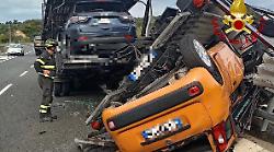 Bisarca si ribalta, le auto finiscono sulle carreggiate: traffico bloccato sulla Grosseto-Siena