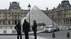 Il colpo del secolo al Louvre, le indagini con 100 investigatori: gli oggetti abbandonati, il dna sul gilet, la targa del veicolo usato per la fuga