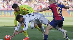 Real Madrid-Barcellona su Italia 1: il calcio spagnolo torna su Mediaset
