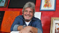 Addio a Mauro Di Francesco, star della commedia anni '80 da "Sapore di mare" a "Abbronzatissimi". Il ricordo di Jerry Calà. La malattia, il trapianto, il ritiro in Toscana