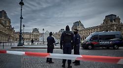 Due arresti per il colpo al Louvre: "Ladri esperti". Erano pedinati da giorni, incastrati da impronte e dna