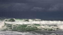 Vento forte e mareggiate, è ancora allerta gialla sulla costa