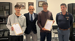 Salvarono due ragazze dalle onde, il questore premia i giovani bagnini Giacomo e Lorenzo